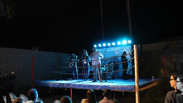 Con la presentación de una banda de surf, un documental y una exposición de carteles de las películas del santo da comienzo la jornada de actividades. 