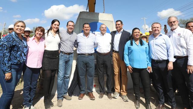 Diego Sinhue Rodríguez en el centro a la izquierda