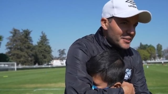Niño convive con el Club Puebla