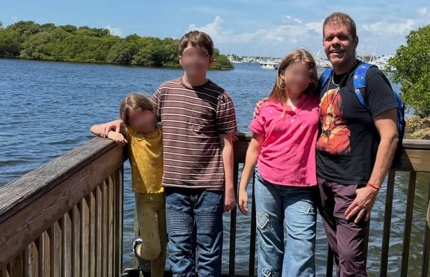 Perez Hilton con sus tres hijos.