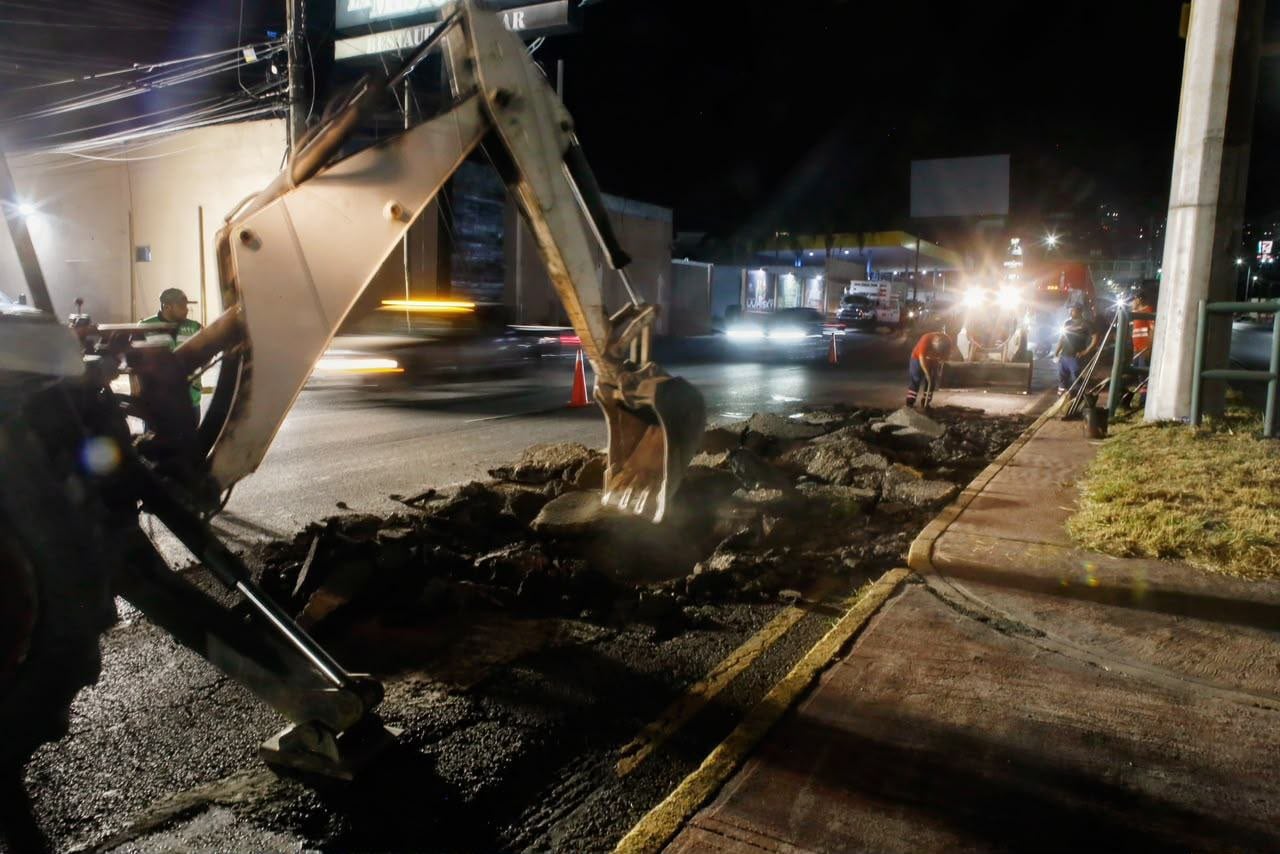 Avenida Rangel Frías recibe mantenimiento para mejorar movilidad.
