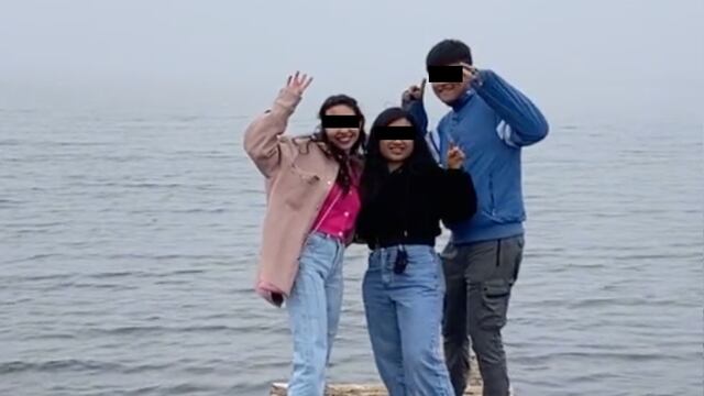 Amigos que le piden a una desconocida que les tome foto