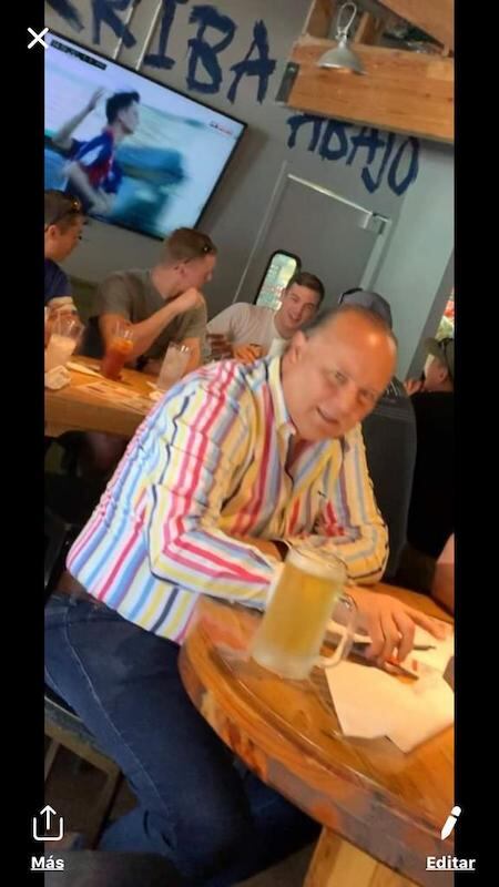 César Duarte en un bar de Albuquerque, Nuevo México.