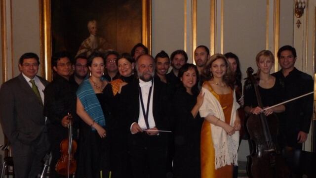 Al centro, Moreleón, atrás de él Martha Bárcena, la embajadora de Mx en Dinamarca en 2010 y ahora en Washington.