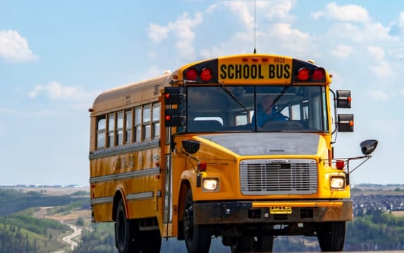 Los menores fueron llevados en un autobús escolar