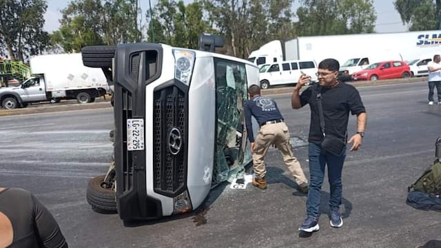 Hoy 19 de abril en Tlalnepantla camioneta escolar choca con un tráiler