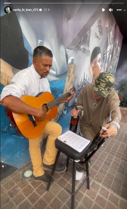 Santa Fe Klan en su barrio cantando.