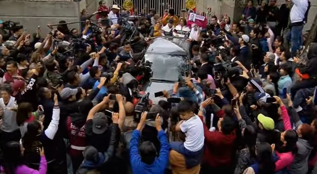 Claudia Sheinbaum sale de su casa en Tlalpan con rumbo a la Cámara de Diputados