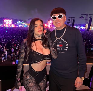 Karely Ruiz y Dani Flow juntos y sonrientes disfrutando de EDC 2024