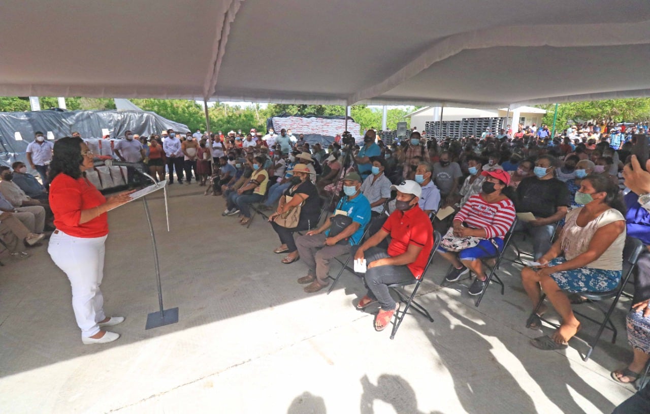 Abelina López entrega semilla de maíz mejorada