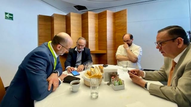 Miguel Ángel Treviño con senadores del grupo plural