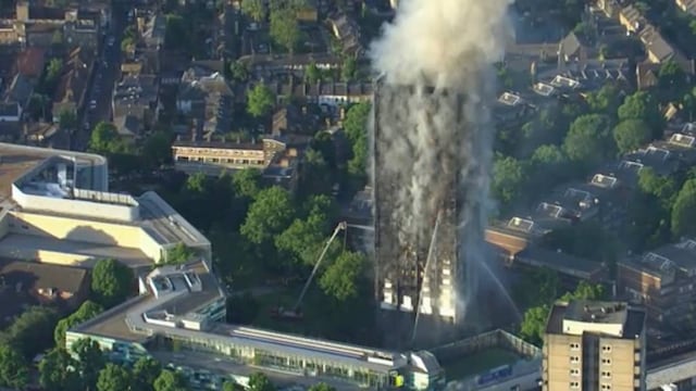 Edificio que consumió el incendio en Londres. Aumento de muertes.