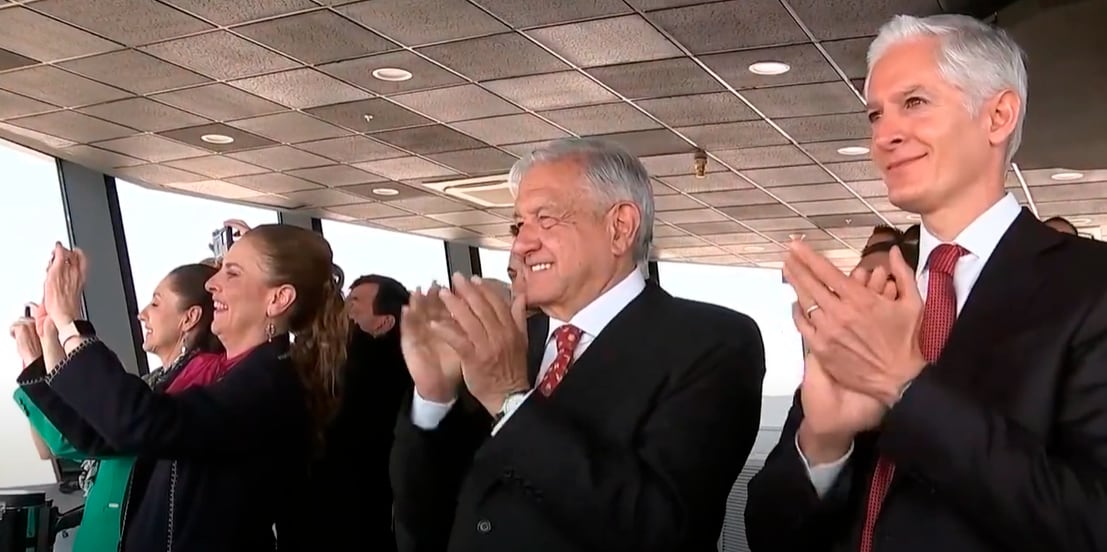 Captura de video, AMLO junto con sus invitados en la Torre de Control, presenciando el aterrizaje del primer vuelo del AIFA