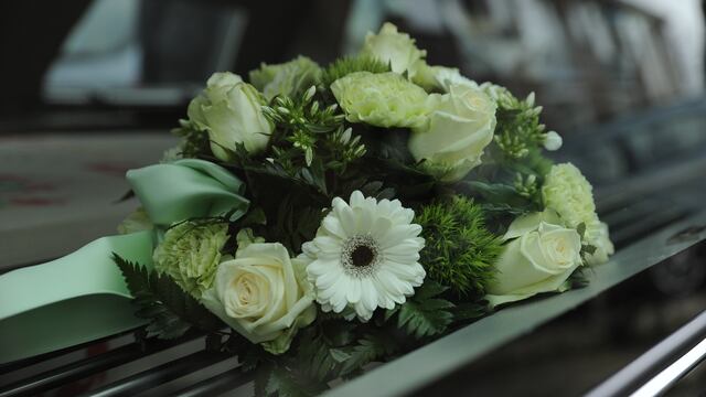 Ataúd con flores