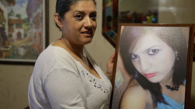 Mamá de Karla Pontigo con una foto de su hija.