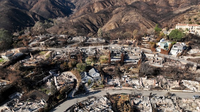 Incendios en Los Ángeles ceden ante lluvias