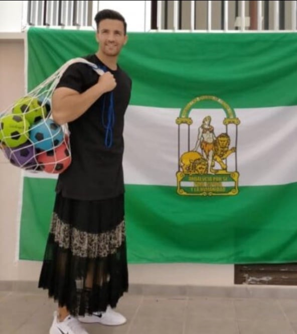 Maestro acude con falda