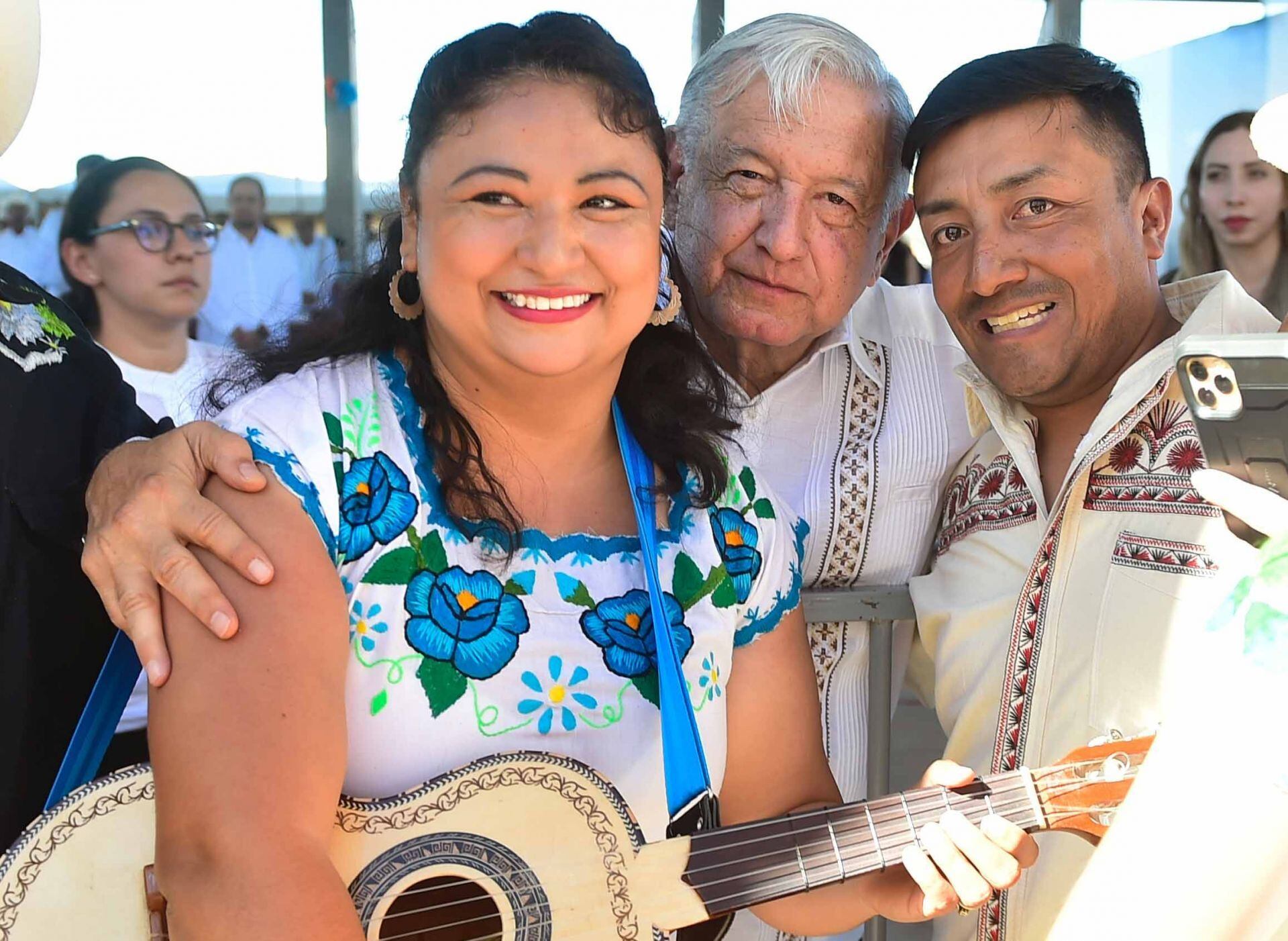 Andrés Manuel López Obrador, presidente de México, encabezó una reunión con autoridades tradicionales yaquis en Polideportivo Huírivis