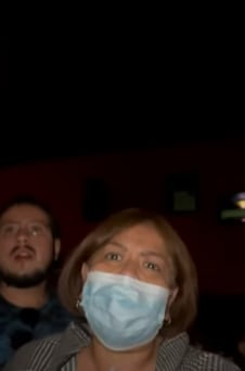 Mujer se niega a ponerse cubrebocas en el cine.