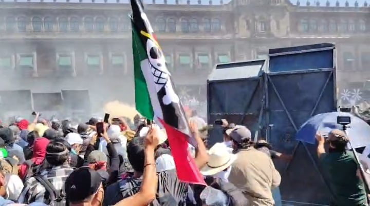 Derriban vallas de Palacio Nacional