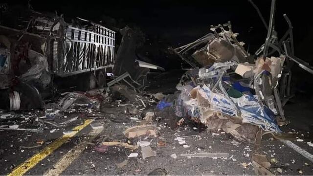 Choque entre autobús y tráiler deja 15 muertos