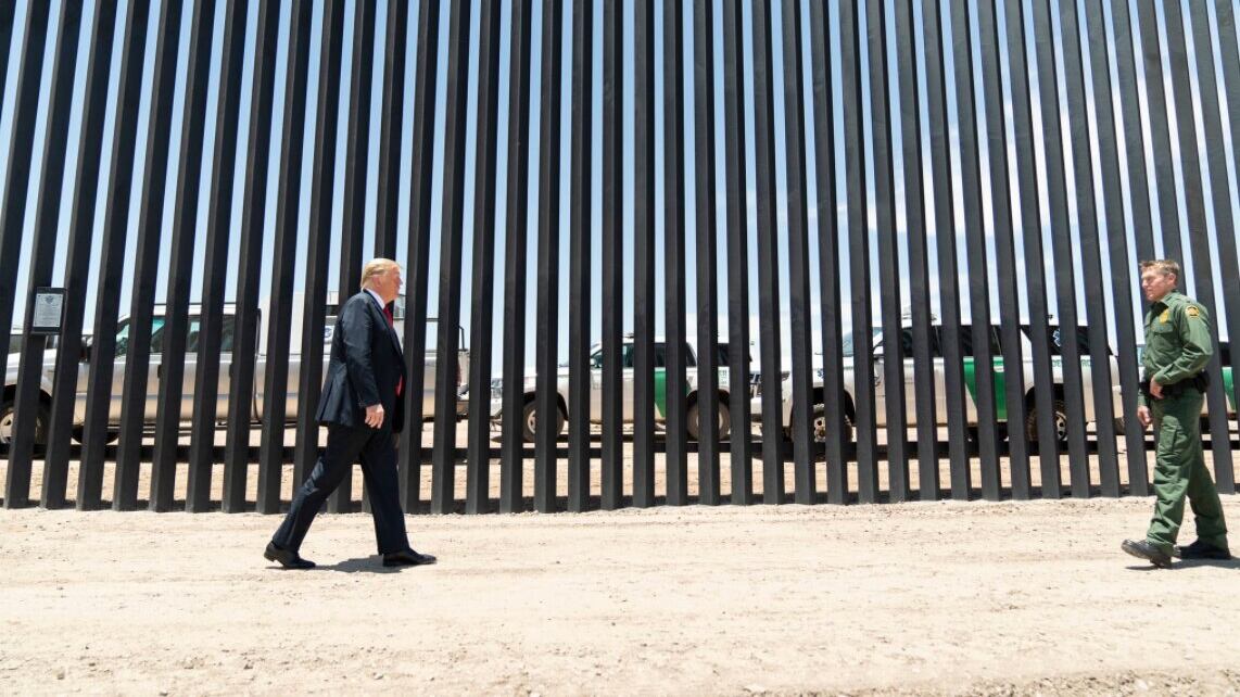 A horas de la visita de AMLO, Trump tuitea fotos del muro en la frontera