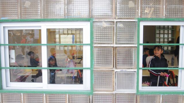 Una alumna entra a su nuevo salón de clases