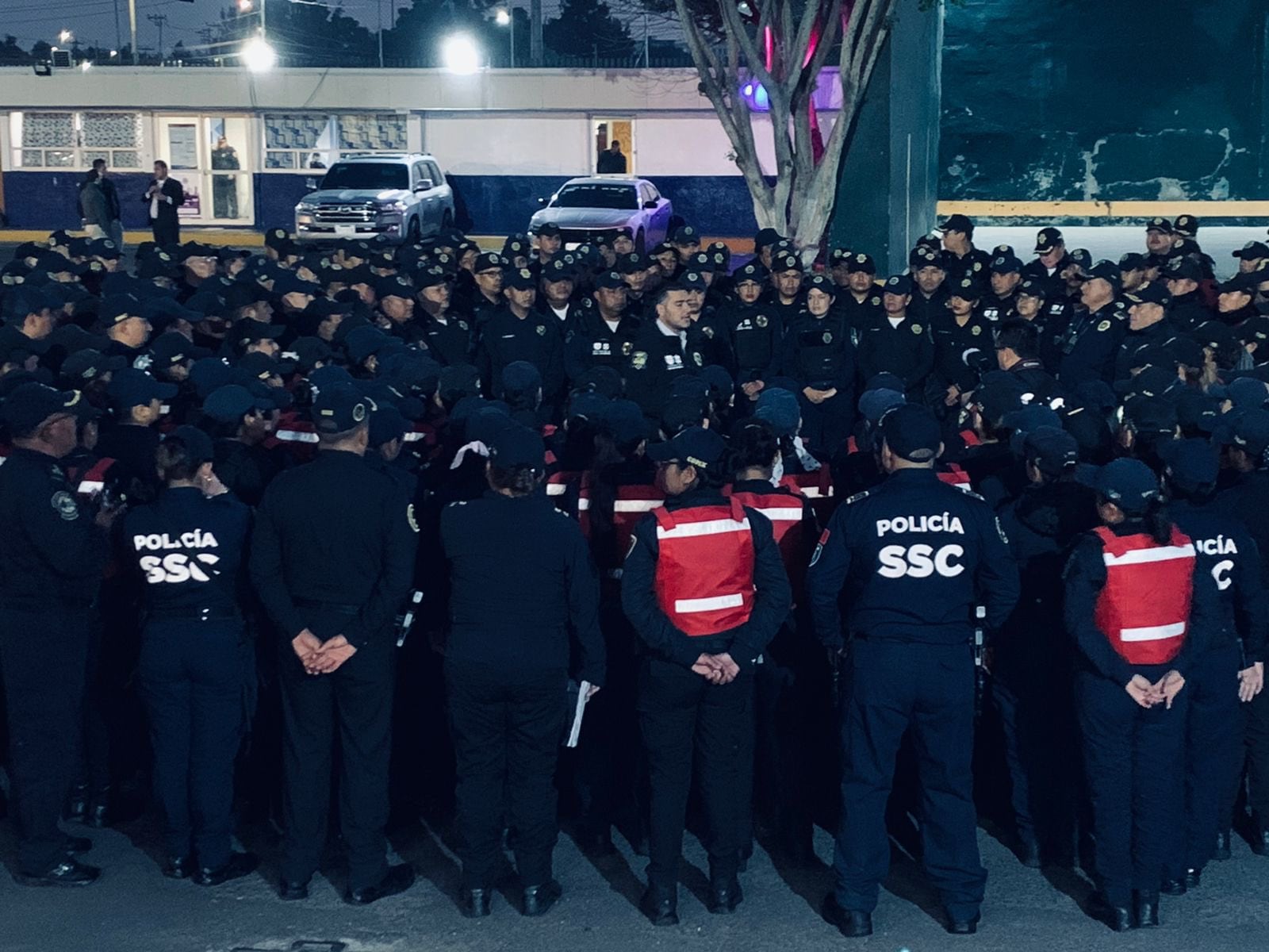 Omar García Harfuch con policías de la CDMX, preparándose para la representación del Viacrucis de "La Pasión de Cristo" en Iztapalapa/@OHarfuch
