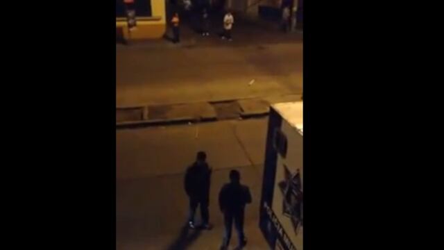 VIDEO: Policías ignoran riña y después atacan a balazos