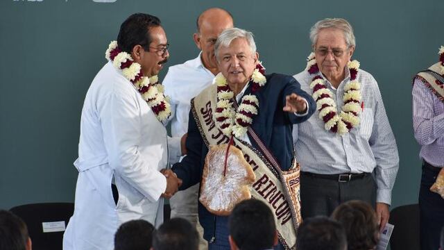 AMLO ganan 11 mil pesos albañiles