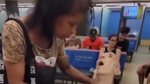 Una mujer lleva a un hombre muerto para solicitar un préstamo del banco