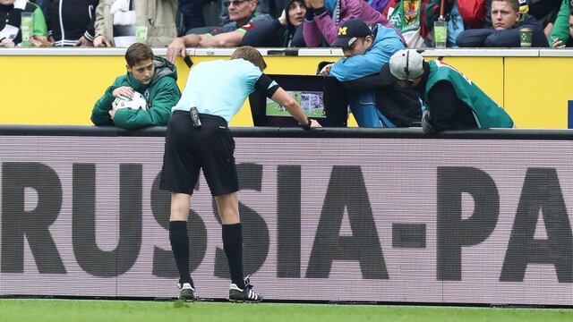 Revisión de jugada en Alemania.