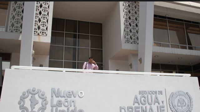 Además de los “paracaidistas”, fraccionamientos que nunca se terminan de entregar a los municipios, los eternos “gestores” que inducen a la gente a robarse el líquido y sí, también los millonetas que se llenan albercas y cisternas sin pagar un centavo.