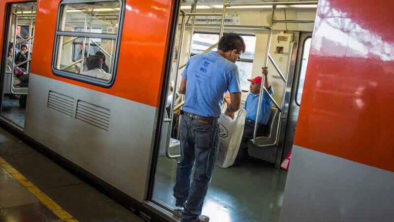 Comercio ambulante en el Metro de la CDMX