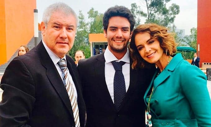 Simón Charaf Medina y Lupita Jones junto al hijo de ambos