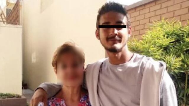 Rogelio N, junto a una de sus víctimas.