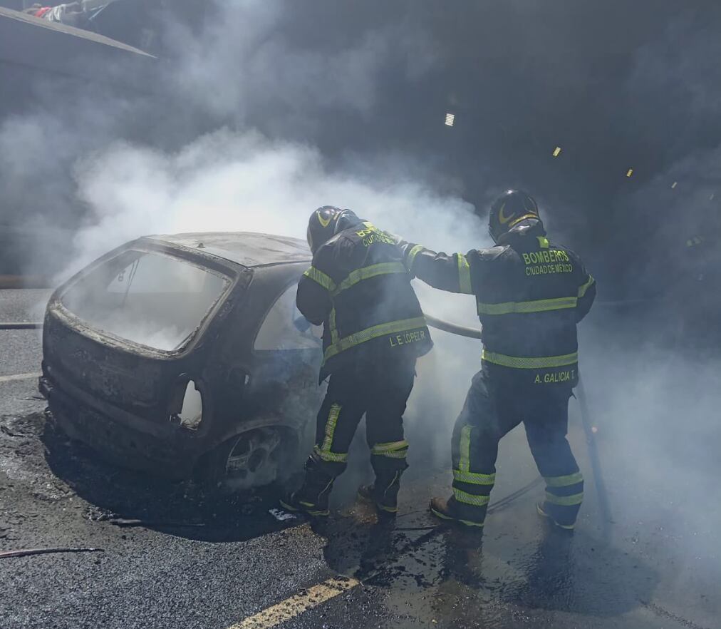 Se incendia auto sobre Viaducto Miguel Alemán en CDMX