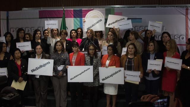 Diputadas manifestándose por el caso de la "juanitas" o "manuelitas"