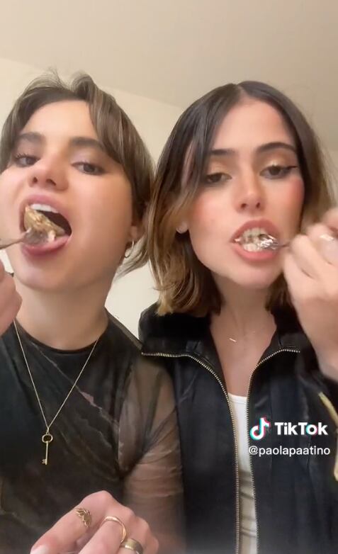Influencers mexicanas prueban las gorditas