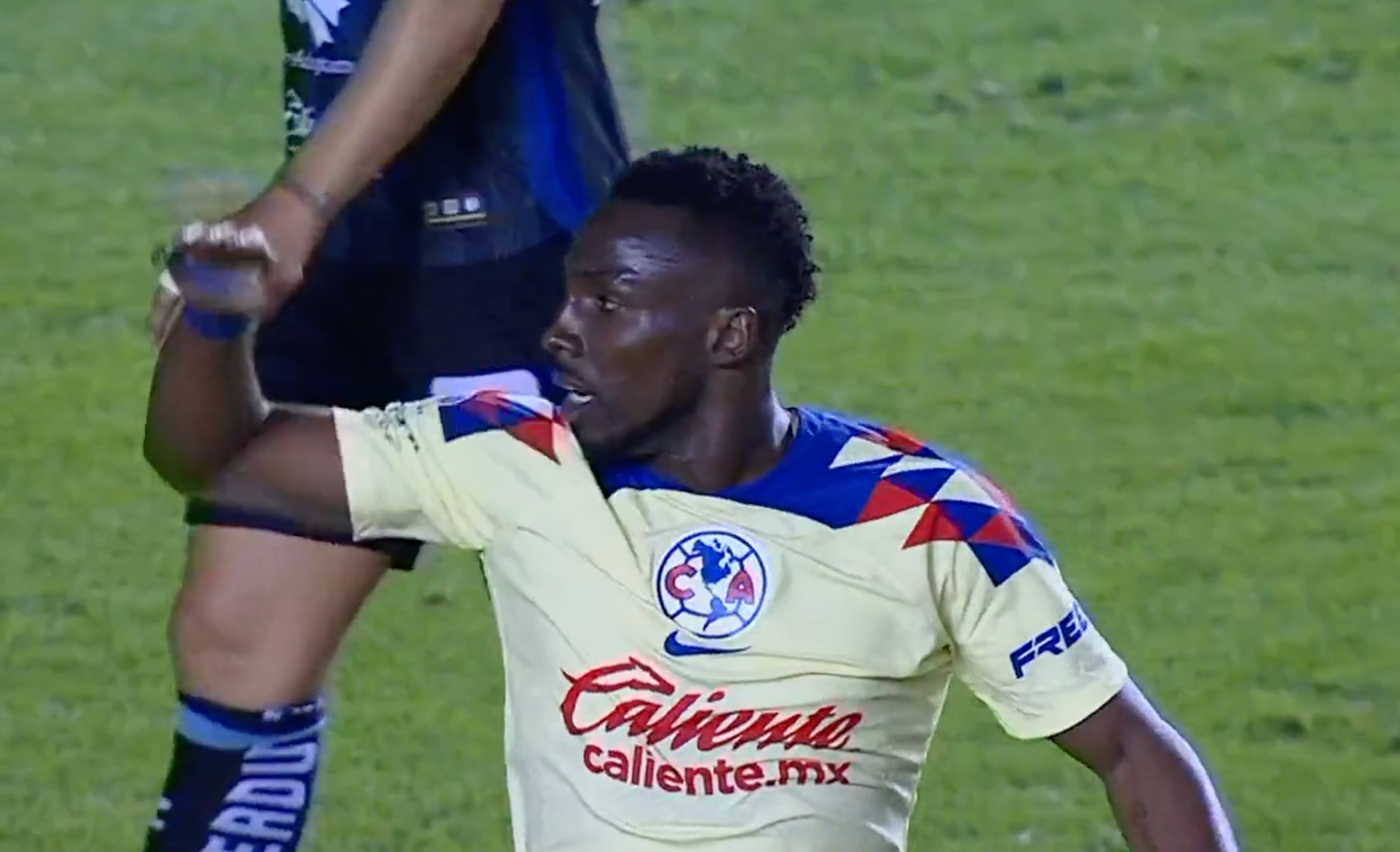 Julián Quiñones en el Club América