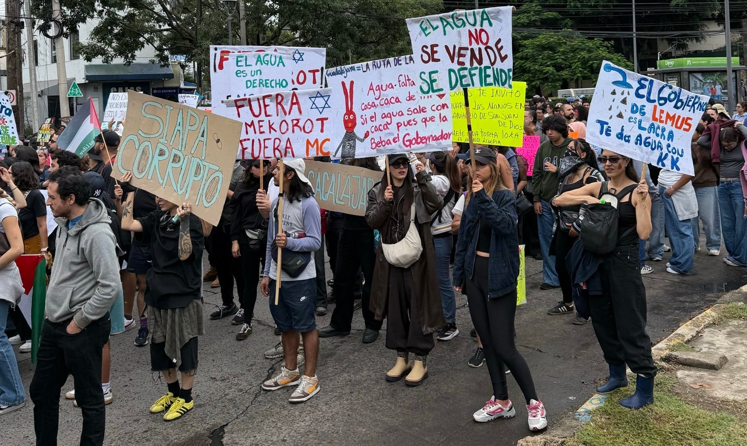 “Queremos agua limpia”: protestan en Guadalajara por suministro limpio