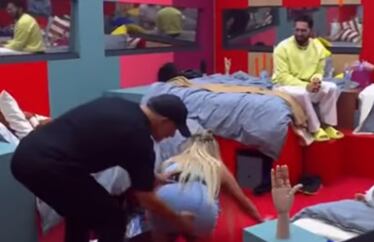 Sergio Mayer nalguea sin su consentimiento a Wendy Guevara