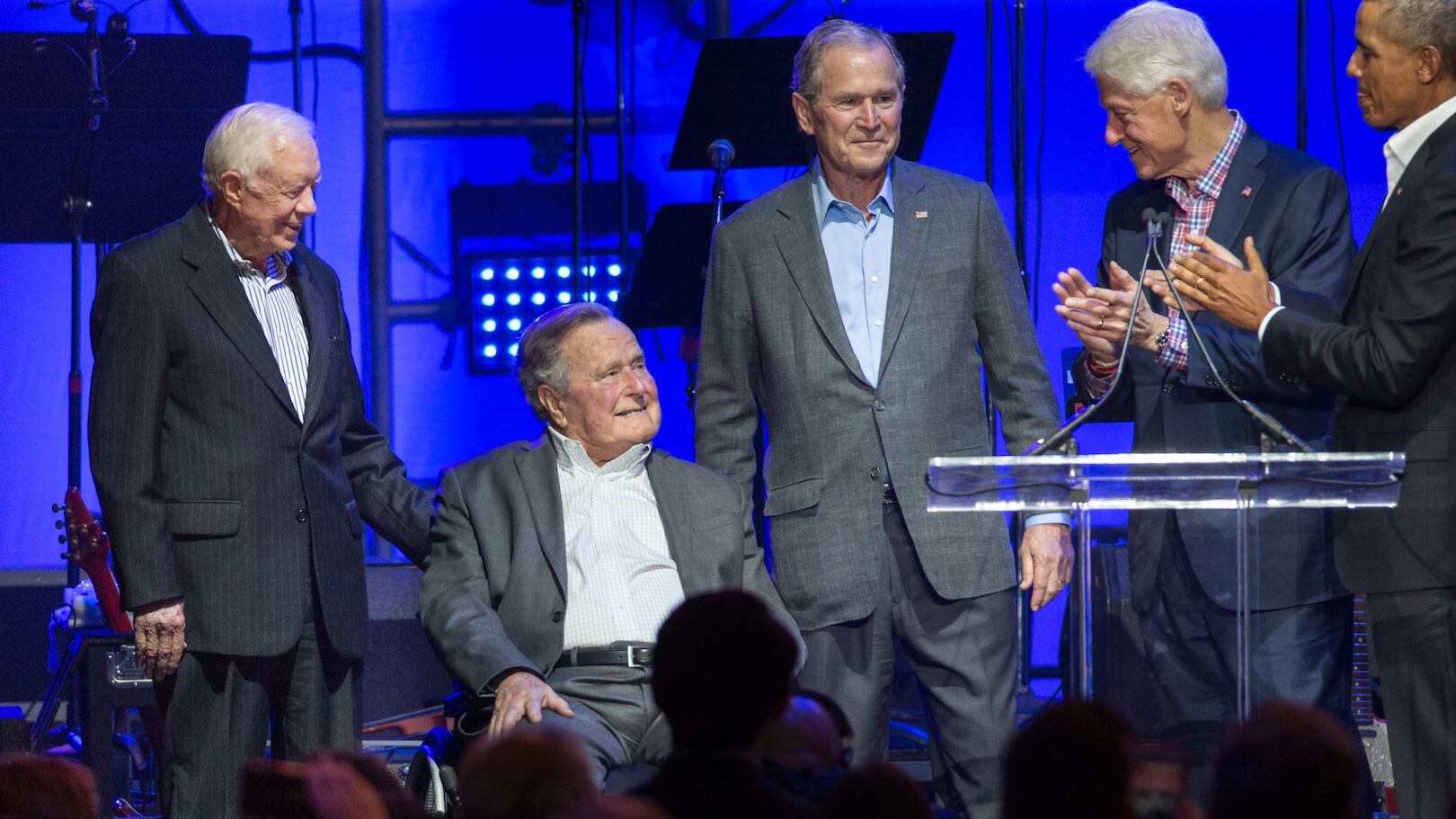 George H.W. Bush (sentado) junto al resto de los expresidente de Estados Unidos vivos, en foto de archivo.