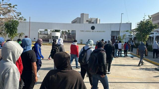 Normalistas de Ayotzinapa protestan frente al Poder Judicial de Guerrero en Acapulcpo