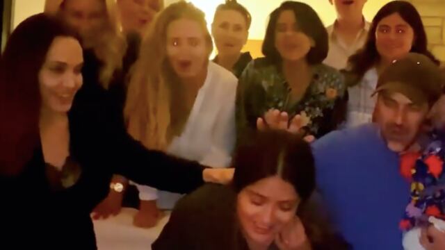 Angelina Jolie da pastelazo a Salma Hayek por su cumpleaños