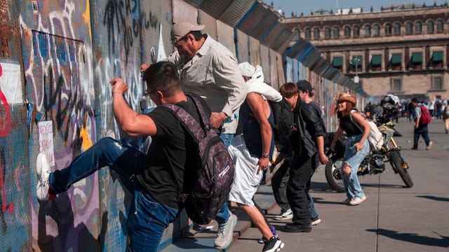 Integrantes del bloque negro en la llamada de marcha de la Generación Z