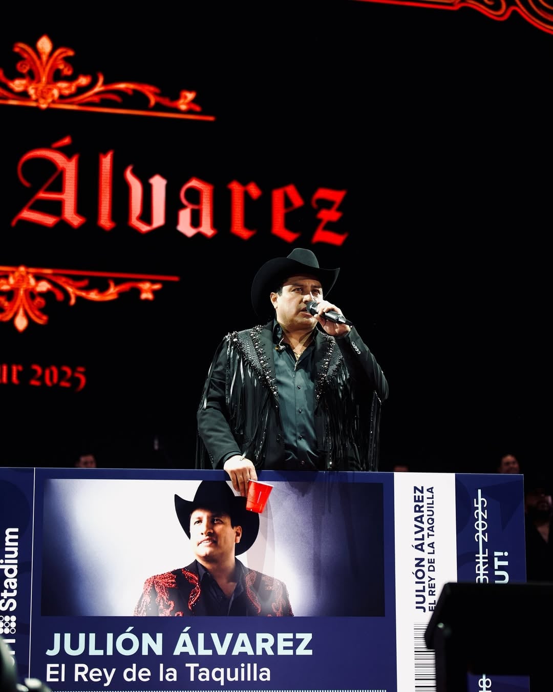 Julión Álvarez en concierto en SoFi Stadium de Los Ángeles