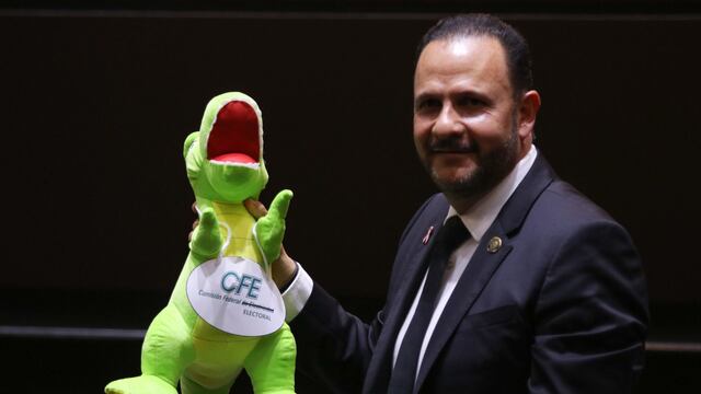 Mauricio Prieto regló un dinosaurio a Manuel Bartlett