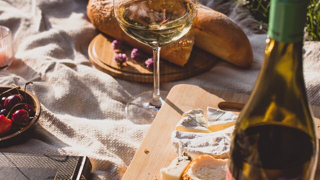 También el vino rojo puede detonar los episodios de migraña, advierte el ISSSTE.