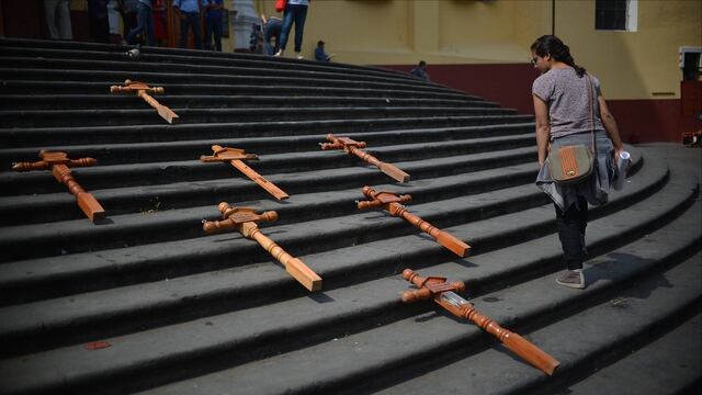 Cruces de muertas en Veracruz sobre escalinata de catedral de Xalapa